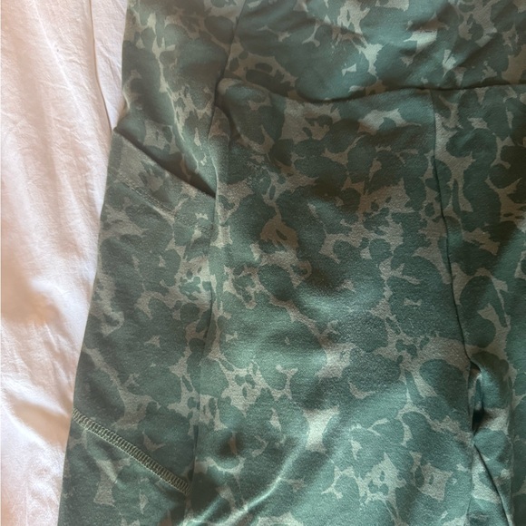 CABI GREEN CAMO LEGGINGS🍏 - Picture 3 of 4